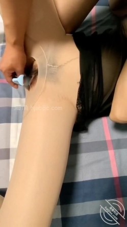 大神和风韵犹存的岳母 岳父不在家让岳母穿着丝袜操 真刺激！ 截图16
