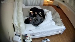 酒店偷拍放假大学生情侣头戴可爱发卡的乖巧女友穿上黑丝配合男友啪啪拍照 截图1