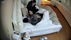 酒店偷拍放假大学生情侣头戴可爱发卡的乖巧女友穿上黑丝配合男友啪啪拍照 截图3
