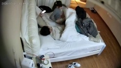 酒店偷拍放假大学生情侣头戴可爱发卡的乖巧女友穿上黑丝配合男友啪啪拍照 截图4