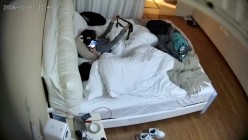 酒店偷拍放假大学生情侣头戴可爱发卡的乖巧女友穿上黑丝配合男友啪啪拍照 截图5