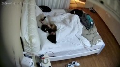 酒店偷拍放假大学生情侣头戴可爱发卡的乖巧女友穿上黑丝配合男友啪啪拍照 截图7