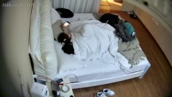 酒店偷拍放假大学生情侣头戴可爱发卡的乖巧女友穿上黑丝配合男友啪啪拍照 截图9