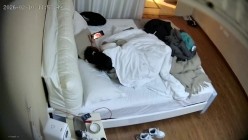 酒店偷拍放假大学生情侣头戴可爱发卡的乖巧女友穿上黑丝配合男友啪啪拍照 截图11