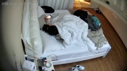 酒店偷拍放假大学生情侣头戴可爱发卡的乖巧女友穿上黑丝配合男友啪啪拍照 截图12