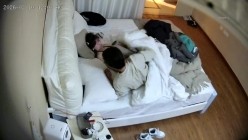 酒店偷拍放假大学生情侣头戴可爱发卡的乖巧女友穿上黑丝配合男友啪啪拍照 截图14