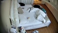 酒店偷拍放假大学生情侣头戴可爱发卡的乖巧女友穿上黑丝配合男友啪啪拍照 截图16