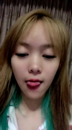 敲可爱小姐姐，在熟睡妈咪弟弟身旁自慰插穴，当你看到她那两瓣黑木耳也就不足为奇了 ！ 截图8
