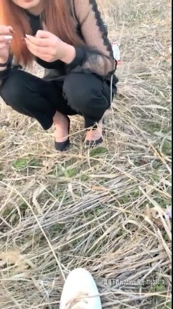 光天化日的叫来村里的大爷和妹子在庄稼地里打野战 胆子太大了吧完全无遮挡 有点土味的妹子大爷很喜欢 截图5