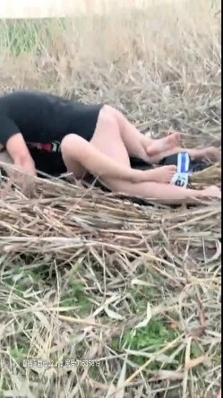 光天化日的叫来村里的大爷和妹子在庄稼地里打野战 胆子太大了吧完全无遮挡 有点土味的妹子大爷很喜欢 截图12