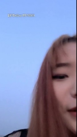 光天化日的叫来村里的大爷和妹子在庄稼地里打野战 胆子太大了吧完全无遮挡 有点土味的妹子大爷很喜欢 截图15