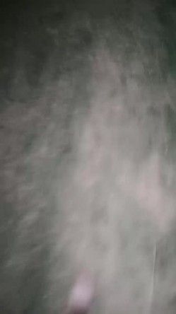 喜欢户外的美女骚货跟小哥野外车震超刺激，撅着屁股掰开骚穴给狼友看，车上口交大鸡巴让小哥抓着奶子干射嘴 截图1