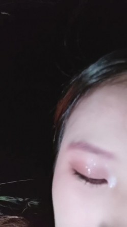喜欢户外的美女骚货跟小哥野外车震超刺激，撅着屁股掰开骚穴给狼友看，车上口交大鸡巴让小哥抓着奶子干射嘴 截图3
