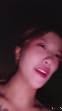 喜欢户外的美女骚货跟小哥野外车震超刺激，撅着屁股掰开骚穴给狼友看，车上口交大鸡巴让小哥抓着奶子干射嘴 截图5