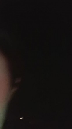 喜欢户外的美女骚货跟小哥野外车震超刺激，撅着屁股掰开骚穴给狼友看，车上口交大鸡巴让小哥抓着奶子干射嘴 截图6