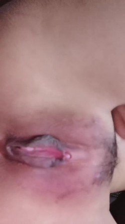 喜欢户外的美女骚货跟小哥野外车震超刺激，撅着屁股掰开骚穴给狼友看，车上口交大鸡巴让小哥抓着奶子干射嘴 截图7