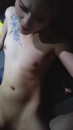 喜欢户外的美女骚货跟小哥野外车震超刺激，撅着屁股掰开骚穴给狼友看，车上口交大鸡巴让小哥抓着奶子干射嘴 截图11