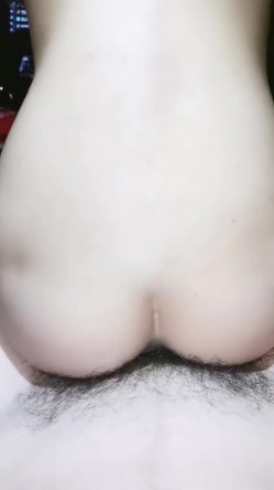 喜欢户外的美女骚货跟小哥野外车震超刺激，撅着屁股掰开骚穴给狼友看，车上口交大鸡巴让小哥抓着奶子干射嘴 截图14