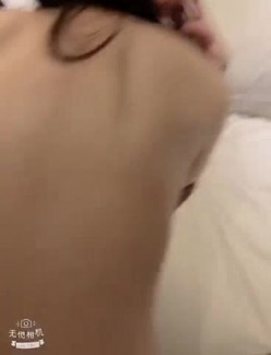 云盘高质露脸泄密，长得越漂亮私下约淫荡，究极反差婊与前男友各种真实性爱自拍被流出 截图1