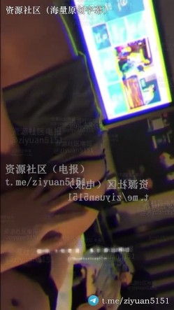 真实原创NTR情侣「张小妖」《新年约单男》+《帮单男撸射》老婆被单男压在身下，给我一只脚让我自己玩弄 截图12