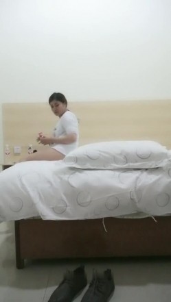 老哥找小姐丰满少妇TP啪啪 按摩推背口交骑乘后入抽插非常诱人 截图3