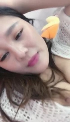 漂亮大奶美女不停的搓揉阴毛没多少的骚穴自慰 表情很淫荡很享受 截图12
