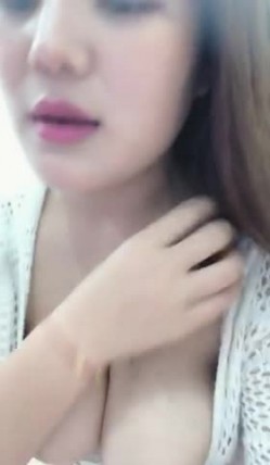 漂亮大奶美女不停的搓揉阴毛没多少的骚穴自慰 表情很淫荡很享受 截图15