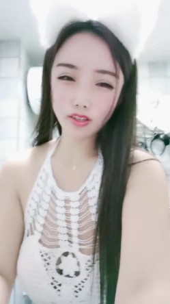 皮肤白皙长发颜值妹子道具自慰插穴，插到尿尿椅子上全是 全露洗澡 截图11