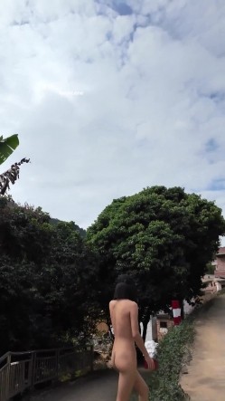 广东露出女神，【cikaimoon】，单人勇闯红砖房古镇，废弃游乐场，坚挺美乳修长美腿 截图2
