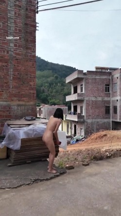 广东露出女神，【cikaimoon】，单人勇闯红砖房古镇，废弃游乐场，坚挺美乳修长美腿 截图5