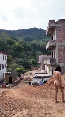 广东露出女神，【cikaimoon】，单人勇闯红砖房古镇，废弃游乐场，坚挺美乳修长美腿 截图10