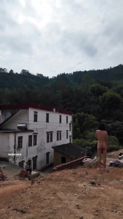 广东露出女神，【cikaimoon】，单人勇闯红砖房古镇，废弃游乐场，坚挺美乳修长美腿 截图11