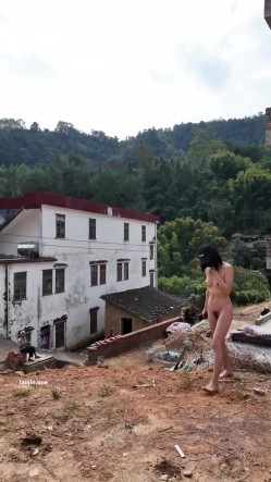 广东露出女神，【cikaimoon】，单人勇闯红砖房古镇，废弃游乐场，坚挺美乳修长美腿 截图12