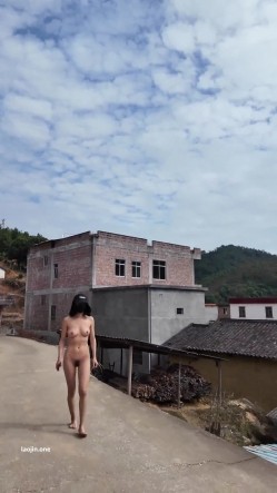广东露出女神，【cikaimoon】，单人勇闯红砖房古镇，废弃游乐场，坚挺美乳修长美腿 截图16