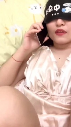 气质丰满熟女在家偷情 我能干嘛呀 看电视 没有 真的在看电视 太激动了 老公打电话查岗 回答很机智 声音很温柔 截图2