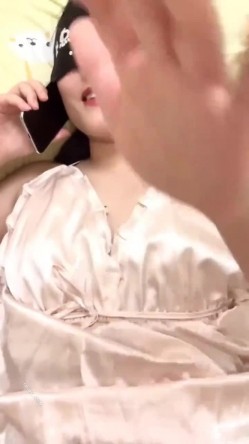 气质丰满熟女在家偷情 我能干嘛呀 看电视 没有 真的在看电视 太激动了 老公打电话查岗 回答很机智 声音很温柔 截图6