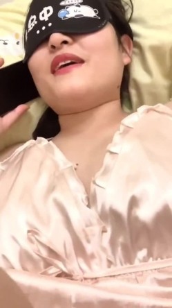气质丰满熟女在家偷情 我能干嘛呀 看电视 没有 真的在看电视 太激动了 老公打电话查岗 回答很机智 声音很温柔 截图8