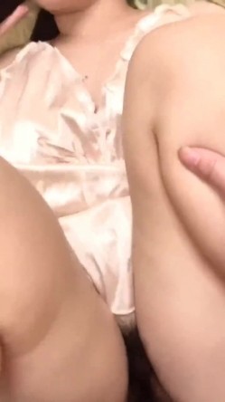 气质丰满熟女在家偷情 我能干嘛呀 看电视 没有 真的在看电视 太激动了 老公打电话查岗 回答很机智 声音很温柔 截图10