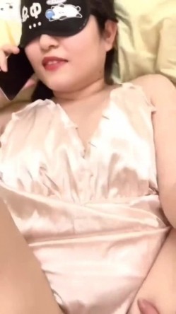 气质丰满熟女在家偷情 我能干嘛呀 看电视 没有 真的在看电视 太激动了 老公打电话查岗 回答很机智 声音很温柔 截图13