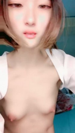 短发极品肥穴小姐姐下海和炮友居家啪啪，性感黑丝抬起双腿看穴，揉捏贫乳舔弄大屌，侧入抽插猛操无套内射 截图7