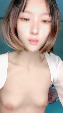 短发极品肥穴小姐姐下海和炮友居家啪啪，性感黑丝抬起双腿看穴，揉捏贫乳舔弄大屌，侧入抽插猛操无套内射 截图8