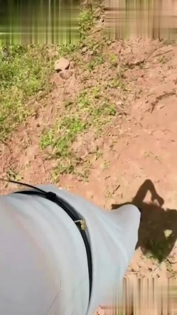 小姨子的秘密 ️ 与小姨子户外桌上野战做爱 先享受足交再前操后入小姨子 在淫荡的呻吟中侧入内射 截图3