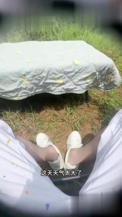 小姨子的秘密 ️ 与小姨子户外桌上野战做爱 先享受足交再前操后入小姨子 在淫荡的呻吟中侧入内射 截图5