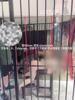 SM调教大神『狙心Dom』废墟大战 废墟户外双调 拘束架虐阴 女女百合双龙头 灌肠 日常调教 小熊女上乳摇 截图9