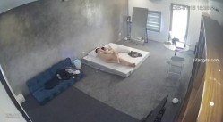 黑客破解家庭网络摄像头偷拍住毛坯房的年轻情侣疯狂做爱有时一天做爱几次 截图1