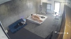 黑客破解家庭网络摄像头偷拍住毛坯房的年轻情侣疯狂做爱有时一天做爱几次 截图2