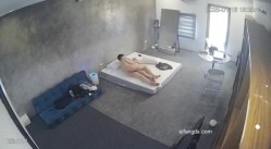 黑客破解家庭网络摄像头偷拍住毛坯房的年轻情侣疯狂做爱有时一天做爱几次 截图3