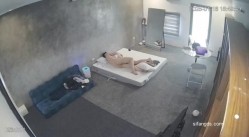 黑客破解家庭网络摄像头偷拍住毛坯房的年轻情侣疯狂做爱有时一天做爱几次 截图15