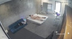 黑客破解家庭网络摄像头偷拍住毛坯房的年轻情侣疯狂做爱有时一天做爱几次 截图16