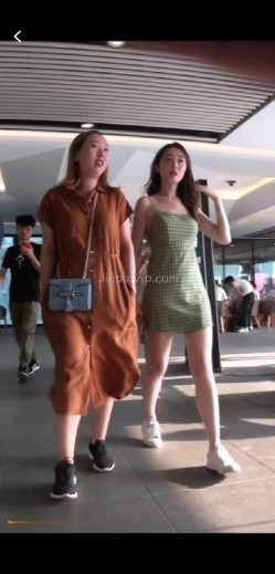 大神级偷拍大明星蒋梦婕裙底,薄蕾丝窄边内内真性感,不知道被潜过没有 截图4
